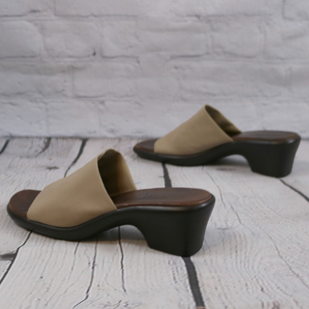 Munro American Tan Open-Toe Mule / Slide / Sandal